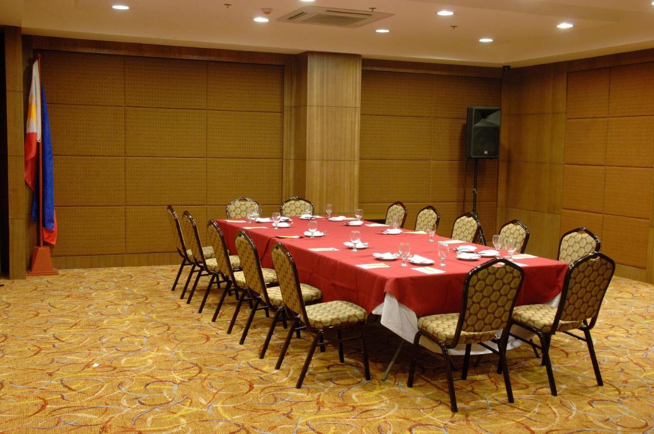 Crown Regency Hotel Makati Makati City Buitenkant foto