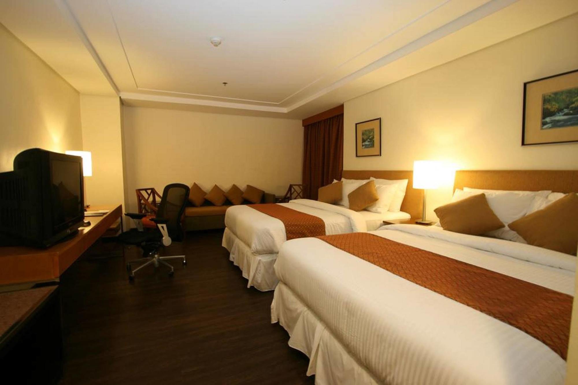 Crown Regency Hotel Makati Makati City Buitenkant foto