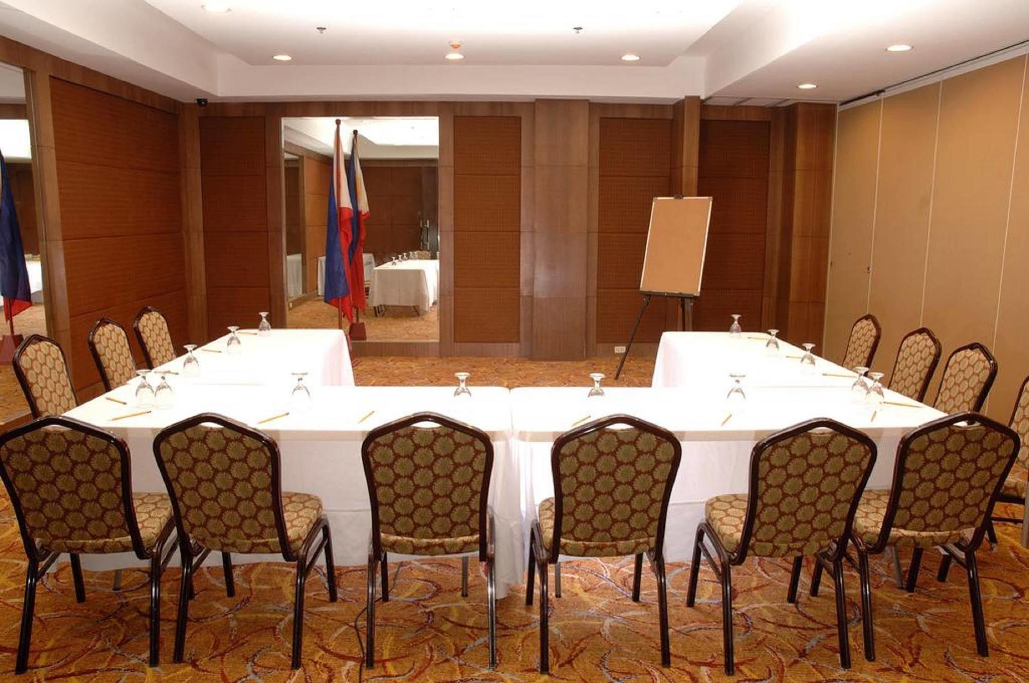 Crown Regency Hotel Makati Makati City Buitenkant foto