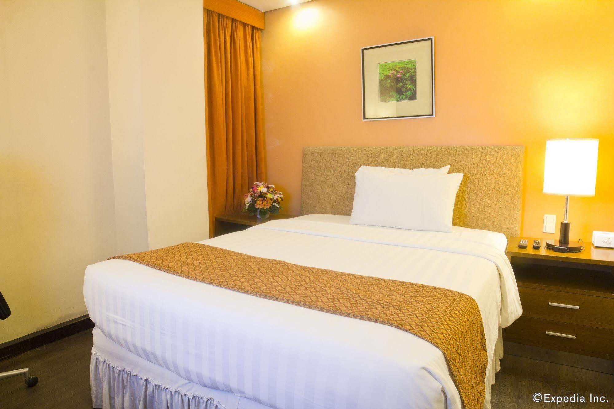 Crown Regency Hotel Makati Makati City Buitenkant foto